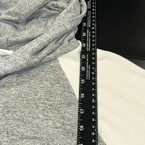 🍀2/$22 GAP Raglan Softspun Hooded Lightweight Sweater Gray White Womens Medium - Picture 11 of 12